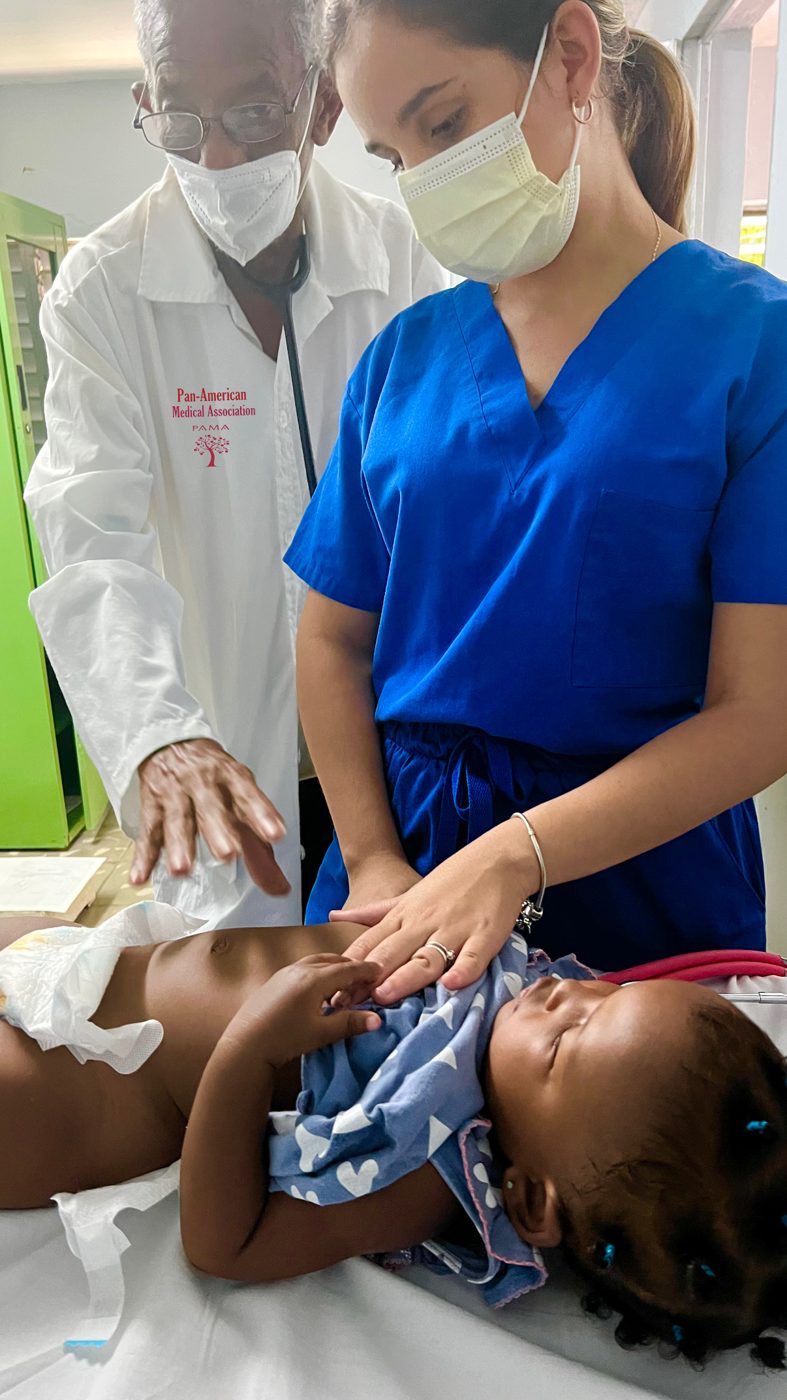 Uma profissional de saúde examina um bebê durante uma consulta pediátrica.